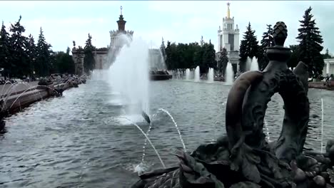 Viele-Brunnen,-Sommer-in-der-Stadt