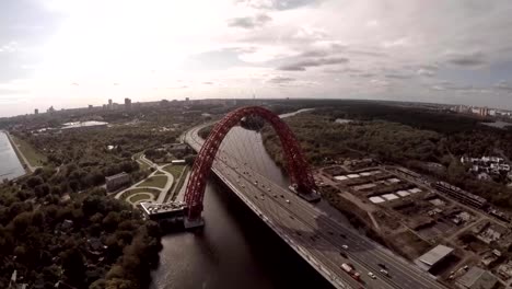 Vista-aérea-del-helicóptero-de-Zhivopisnyi-más-(trsl.-pintoresco-puente)-sobre-el-río-Moscú.-Moscú-Rusia.-Puente-Zhivopisny-es-un-puente-atirantado-que-cruza-el-río-de-Moskva-en-noroeste