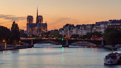 Catedral-de-Notre-Dame-de-París-y-el-río-Sena-en-el-crepúsculo-en-verano.-Time-lapse,-Francia