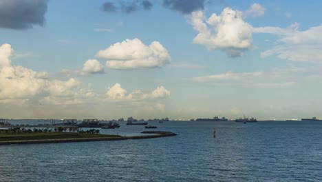 Singapur-Seelandschaft-von-Marina-Barrage-mit-Cargo-Schiff-Hafen