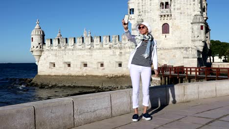 Turístico-de-niña-tomar-una-foto-de-selfie