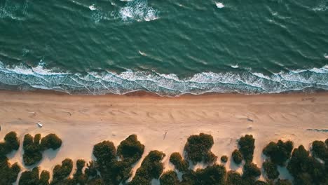 Aerial-Video-von-einem-italienischen-wilden-Strand-bei-Sonnenuntergang