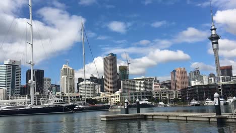 Lapso-de-tiempo-del-horizonte-de-la-ciudad-de-Auckland-desde-el-Viaduct-Harbour