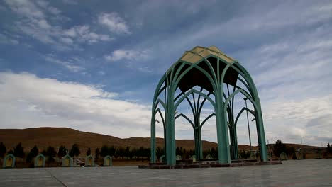 Zeitraffer-von-Wolken-mit-Kriegerdenkmäler-in-Isfahan