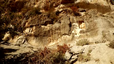 Panorama-von-links-bis-rechts-der-Mann-Felsen-Figuren-in-Nischen-Adamkayalar-Gesamtplan-Provinz-Mersin-Türkei