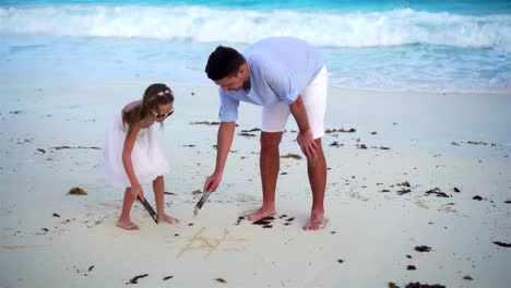 Vater-und-kleine-Mädchen-am-tropischen-Strand