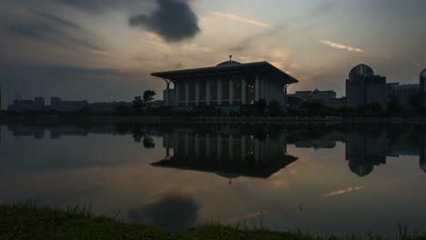 Zeitraffer---Sonnenaufgang-in-einer-Moschee-an-einem-See