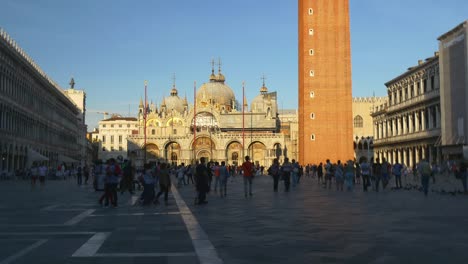 Italien-Venedig-Sonnenuntergangszeit-San-Marco-Kathedrale-Viereckturm-walking-Panorama-4k