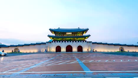 Zeitraffer-der-Gyeongbokgung-Palast-und-Verkehr-in-der-Nacht-in-Seoul.