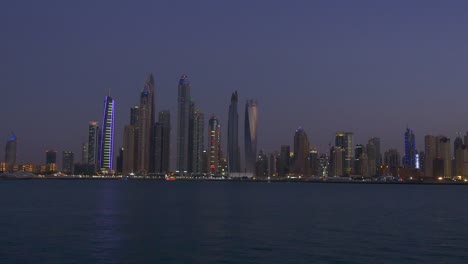 Emiratos-Árabes-Unidos-noche-dubai-marina-famoso-Bahía-panorama-de-jumeirah-de-la-palma-4k