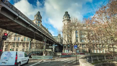 Francia-París-Ciudad-día-soleado-Sena-río-bir-hakeim-puente-metro-línea-panorama-4k-lapso-de-tiempo