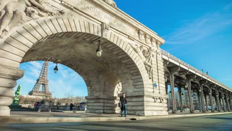 Frankreich-Paris-sonnigen-Tag-Seine-Bir-Hakeim-Flussschifffahrt-überbrücken-Eiffel-Turm-anzeigen-4-k-Zeitraffer