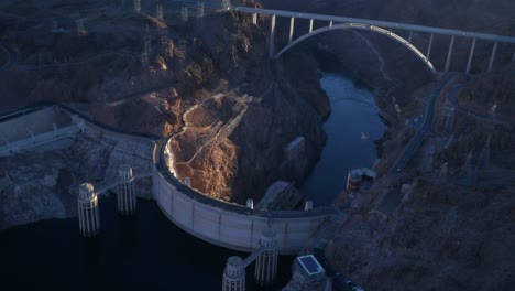 Vista-aérea-de-la-presa-Hoover-y-el-puente-sobre-el-río-Colorado