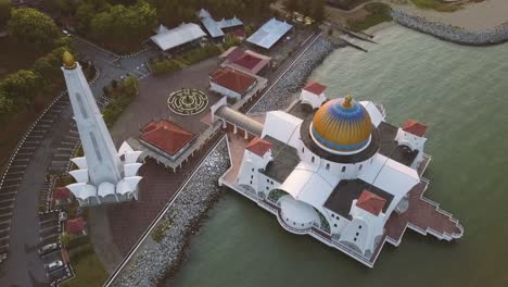 Aerial-Footage---Sunrise-at-a-mosque,-The-Melaka-Straits-Mosque