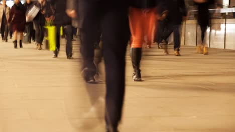 Timelapse-of-commuters-at-night