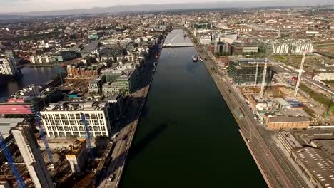 Río-Liffey,-Dublín---tiro-del-zumbido