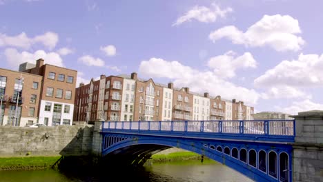 Panorama-en-un-día-soleado-de-puente-de-Liffey-en-Dublín,-Irlanda