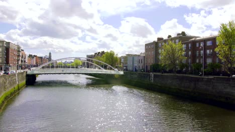 Panorama-en-un-día-soleado-de-puente-de-Liffey-en-Dublín,-Irlanda