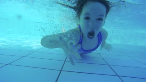 Imágenes-submarinas-de-niños-saltando-y-buceo-en-la-piscina