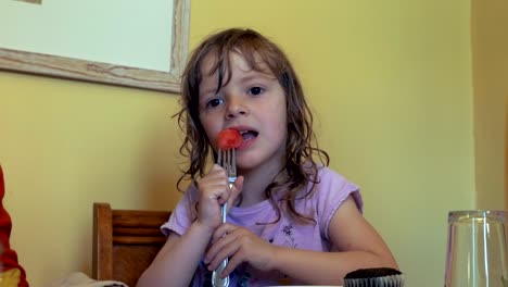 Niña-comiendo-sandía