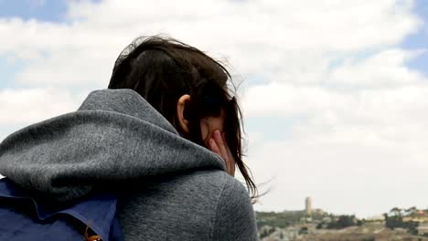 Mujer-pelo-largo-con-pelo-exterior-de-vuelo