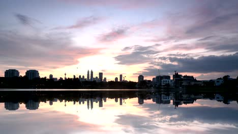 Kuala-Lumpur-Skyline-Blick-vom-Ampang-See-während-des-Sonnenuntergangs.-Rechts-nach-links-schwenken.