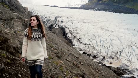 Junge-schöne-Frau,-die-die-malerischen-Orten-in-Island-zu-erkunden.-Wandern-in-Bergen-in-der-Nähe-der-Vatnajökull-Gletscher-Lagune