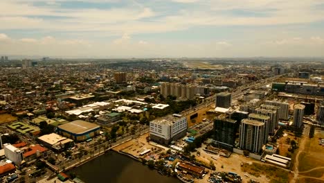 Luftbild-Stadt-mit-Wolkenkratzern-und-Gebäuden.-Philippinen,-Manila,-Makati