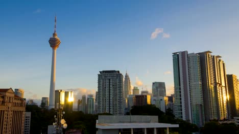 Timelapse-del-amanecer-desde-alta-Atalaya-con-vistas-a-la-ciudad-de-Kuala-Lumpur