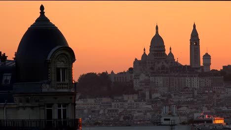 Iglesia-del-corazón-sagrado-sagrado-corazón-en-Montmartre-al-atardecer,-París,-Francia