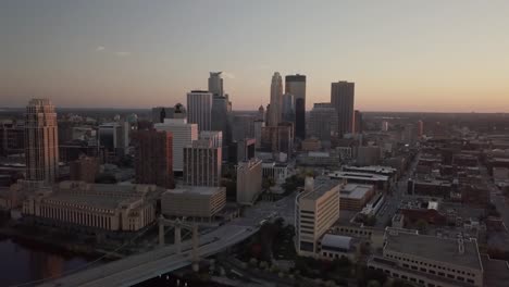 Die-Innenstadt-von-Minneapolis---Skyline---Sonnenuntergang