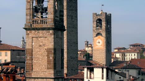 Panorama-der-Altstadt-Bergamo-(Italien).-Bergamo,-auch-genannt-La-Citt-dei-Mille,-\"Stadt-der-tausend\",-ist-eine-Stadt-in-der-Lombardei,-Norditalien,-etwa-40-km-nordöstlich-von-Mailand.