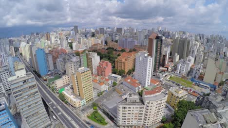 Volando-sobre-viaducto-Minhocao,-São-Paulo,-Brasil