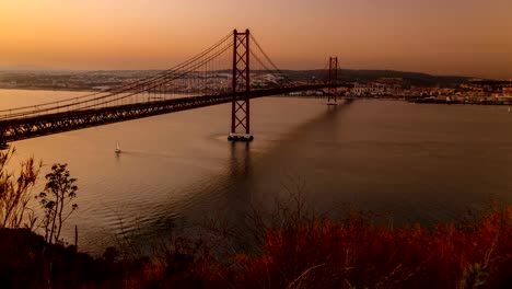 Puente-de-Ponte-25-de-Abril,-Lisboa,-Portugal