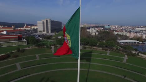 Portugal-Flagge-am-Park-Eduardo-VII,-Lissabon,-Portugal