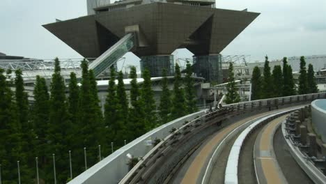 Tren-a-través-de-moderno-olímpico-centro-de-negocios-en-Tokio