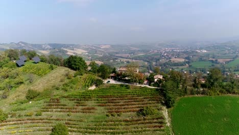 Batería-solar-en-la-cima-de-la-montaña,-energía-alternativa,-paneles-solares,-protección-del-medio-ambiente,-vista-superior