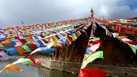 Fila-de-la-bandera-de-oración-en-Yarchen-gar,-Garze,-Sichuan,-China