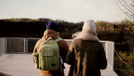 Joven-pareja-caminando-en-el-valle-de-las-montañas.-Hombre-y-mujer,-explorar-el-parque-de-la-naturaleza-en-Islandia