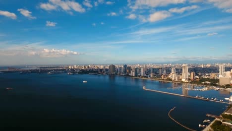 Luftbild-Stadt-mit-Wolkenkratzern-und-Gebäuden.-Philippinen,-Manila,-Makati