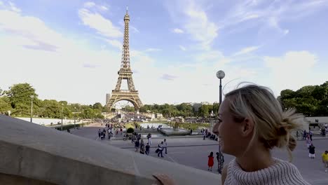 Mujer-joven-en-París-cerca-de-la-Torre-Eiffel,-Francia