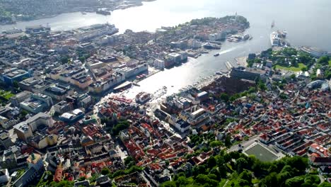 Bergen-ist-eine-Stadt-und-Gemeinde-in-Hordaland-an-der-Westküste-von-Norwegen.-Bergen-ist-die-zweitgrößte-Stadt-in-Norwegen.