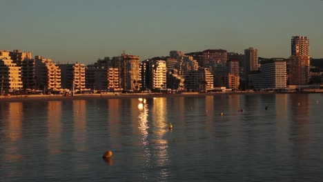 Gebäude-am-Meer-in-Calpe,-Spanien