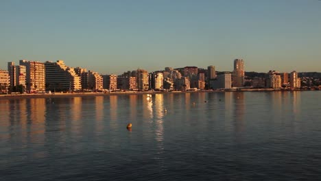 edificios-junto-al-mar-en-calpe,-España