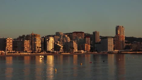 Gebäude-am-Meer-in-Calpe,-Spanien