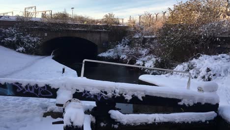 Paisaje-urbano-camuflado-por-la-crujiente-nieve-invierno