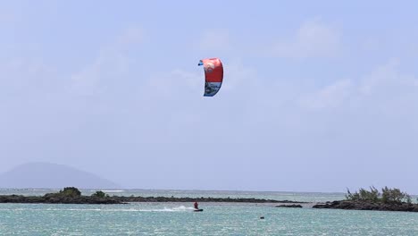 Hombre-de-kitesurf-en-mar,-extremas-en-el-verano-de-deporte-en-Isla-Mauricio