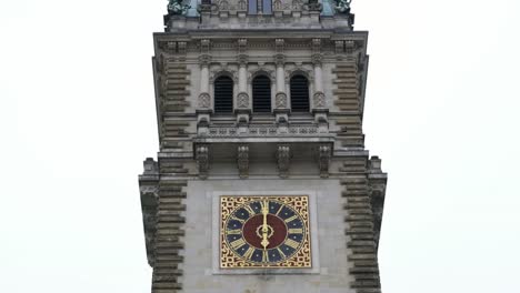 Hamburger-Rathaus-Rathaus-Uhrturm-an-einem-bewölkten-Tag