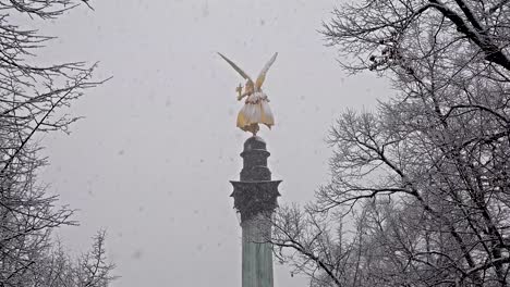 El-ángel-de-la-paz-en-la-parte-superior-Friedensengel-monumento-en-Munich,-Alemania-durante-la-nieve-srorm