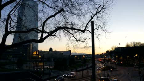 Abend-Verkehr-und-Wolkenkratzer-in-Frankfurt-am-Main,-Deutschland